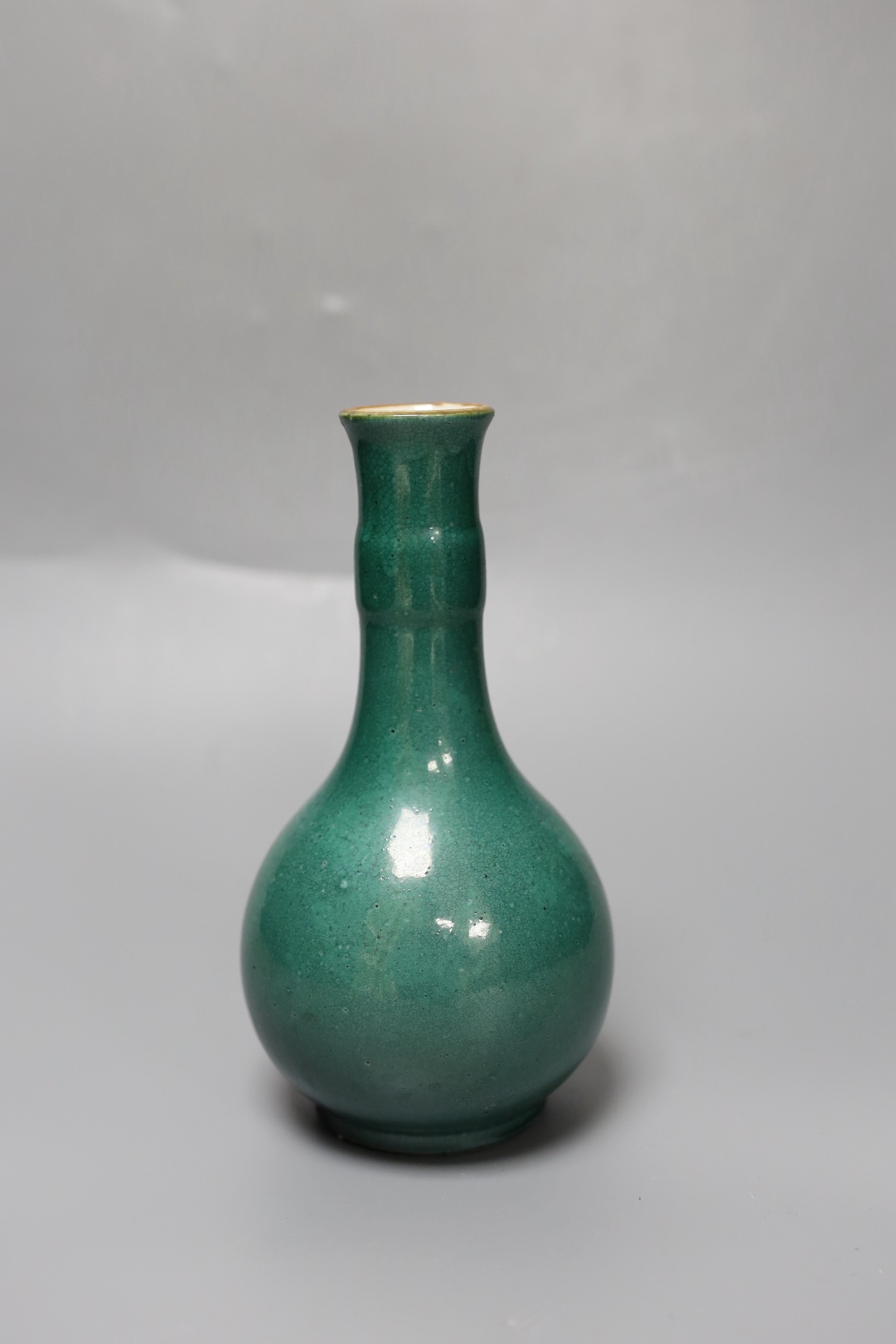 A Chinese green monochrome glazed vase, 19.5cm